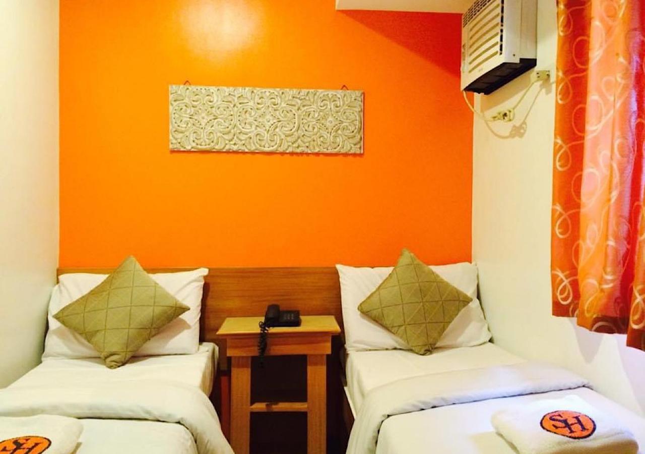 Stone House Hotel Pasay Bagian luar foto