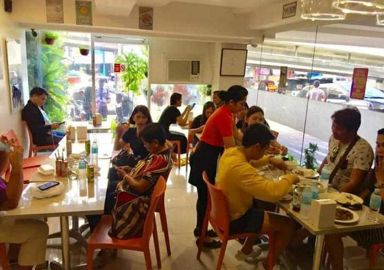 Stone House Hotel Pasay Bagian luar foto