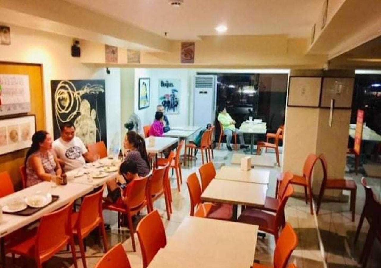 Stone House Hotel Pasay Bagian luar foto