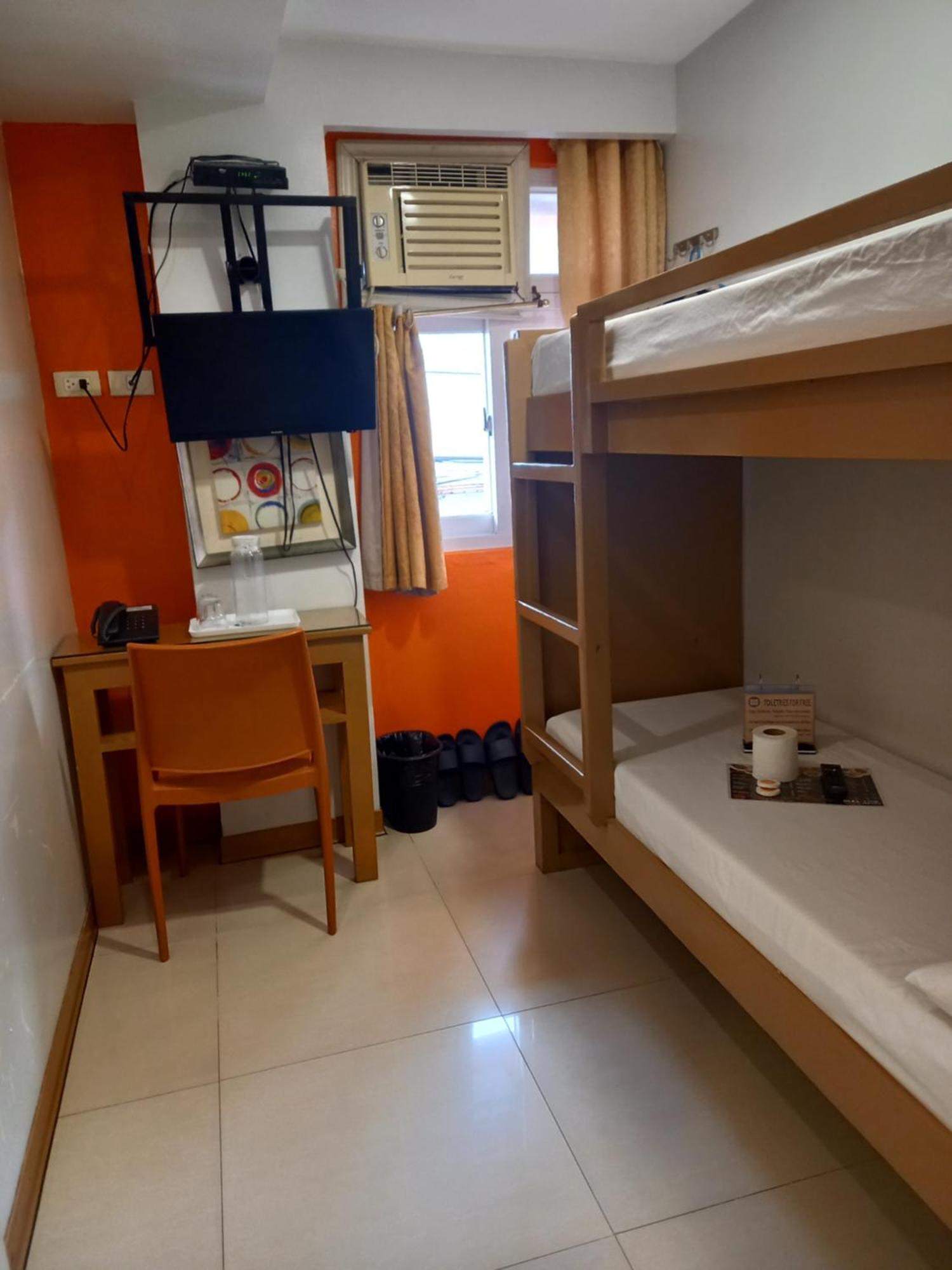 Stone House Hotel Pasay Bagian luar foto