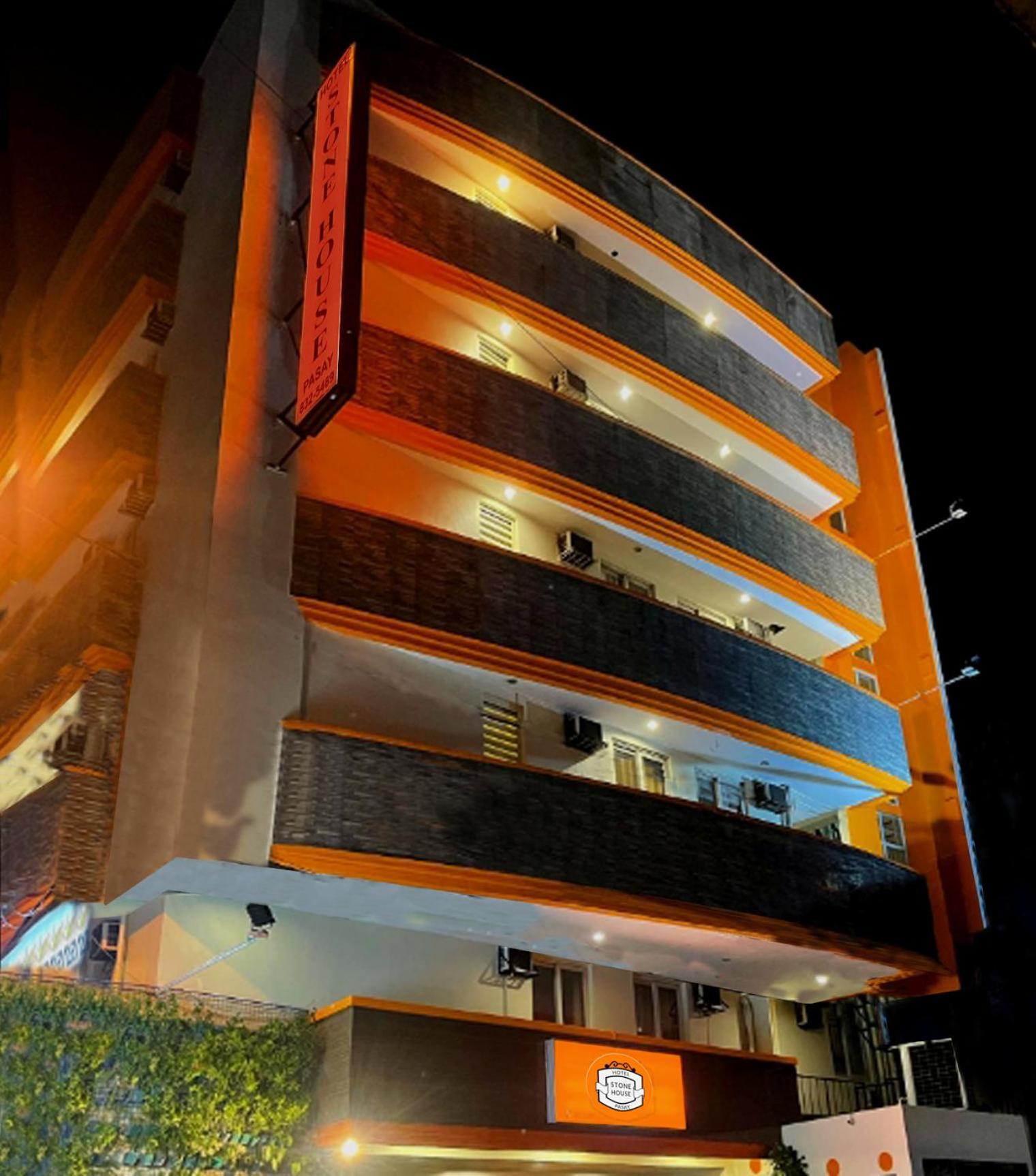 Stone House Hotel Pasay Bagian luar foto