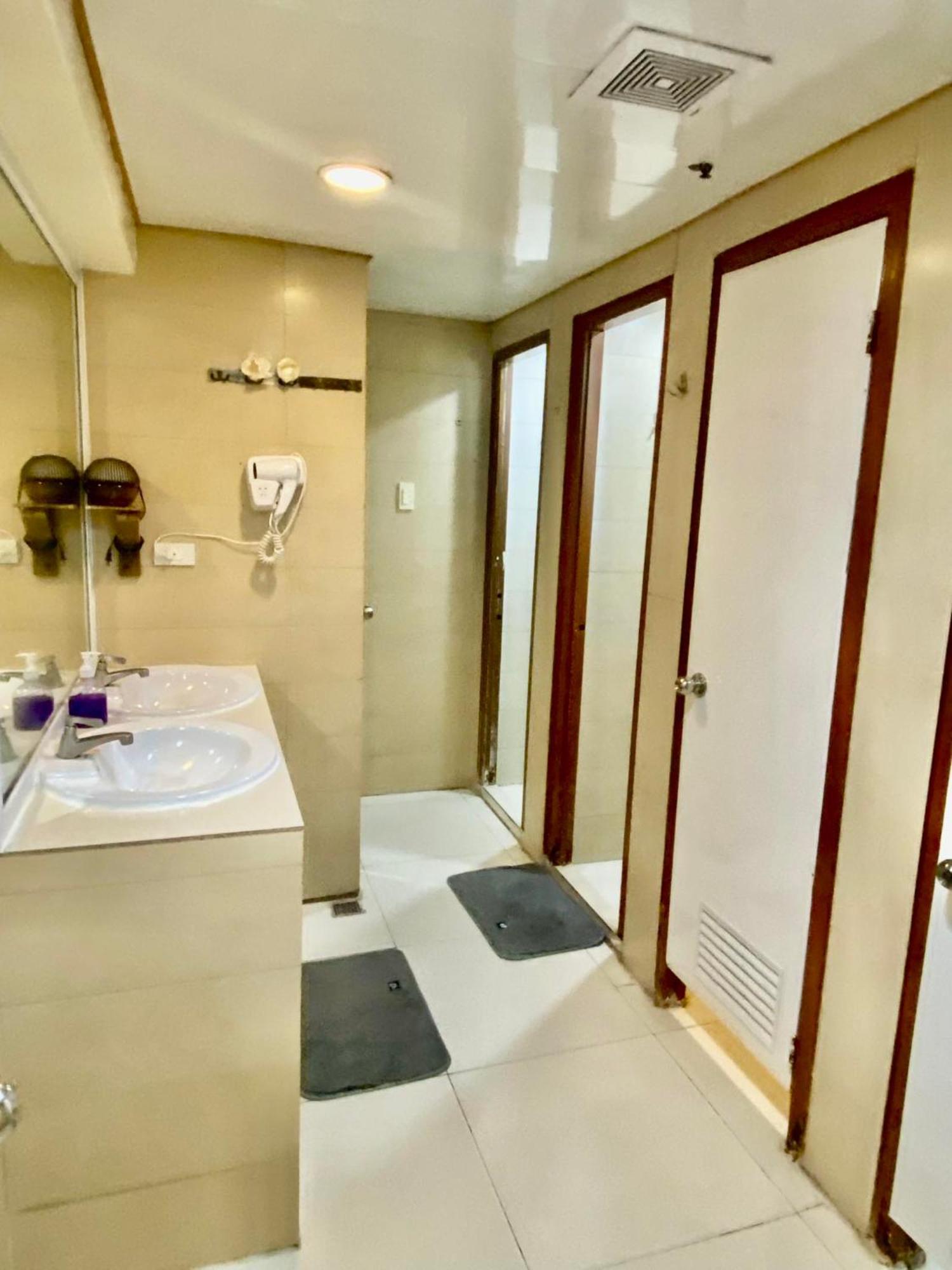 Stone House Hotel Pasay Bagian luar foto
