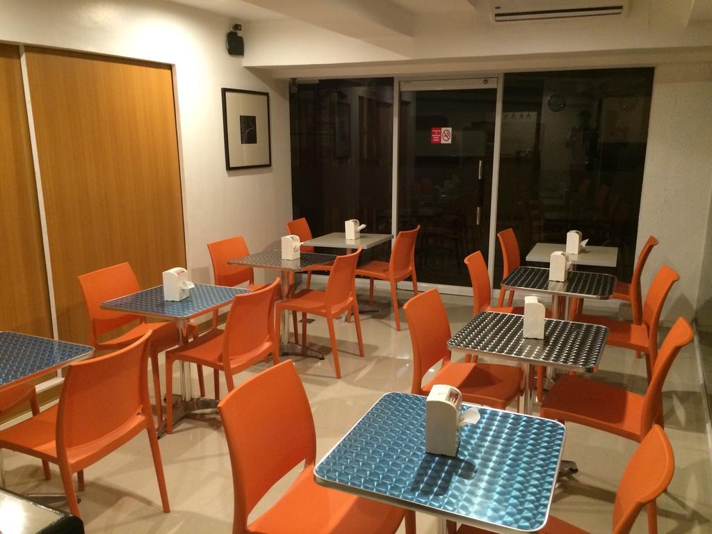 Stone House Hotel Pasay Bagian luar foto