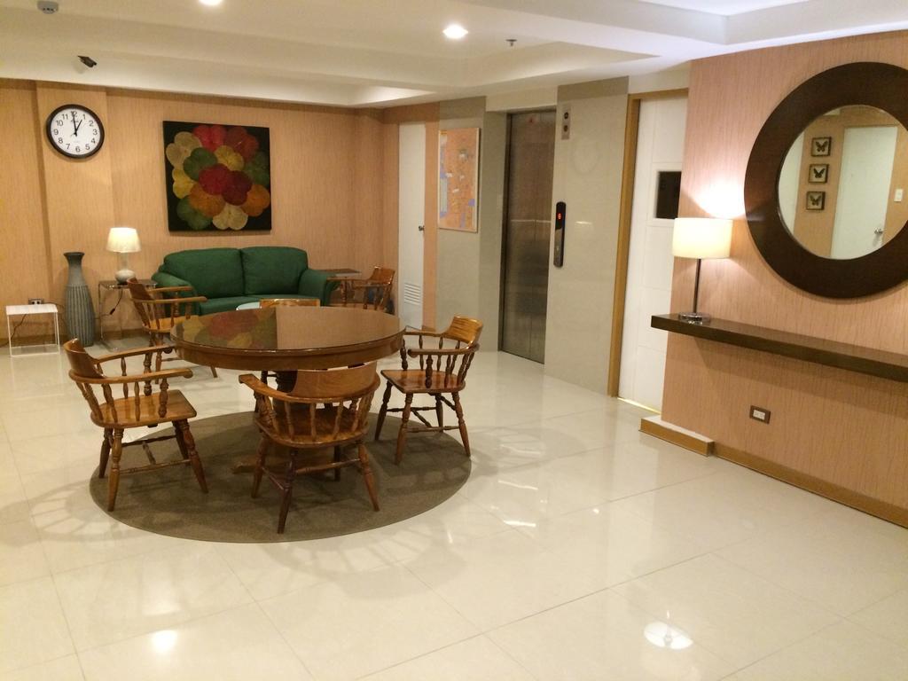 Stone House Hotel Pasay Bagian luar foto