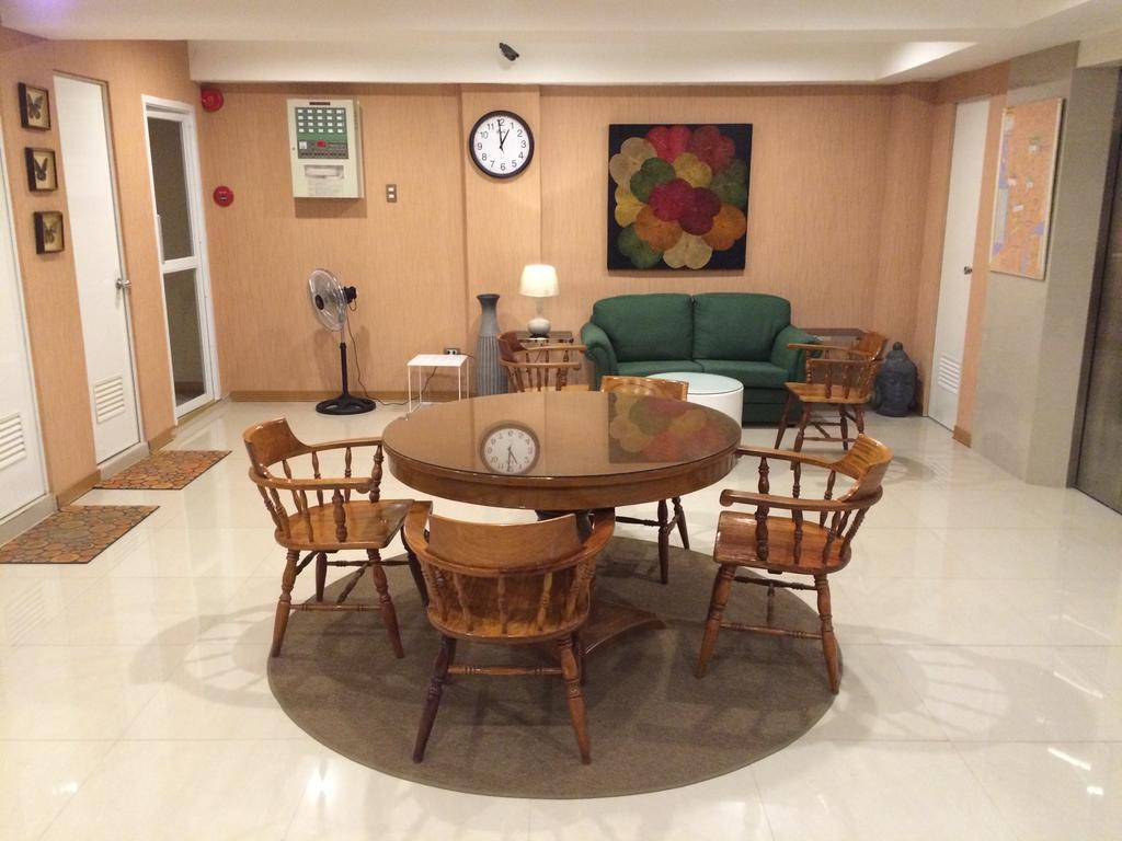 Stone House Hotel Pasay Bagian luar foto