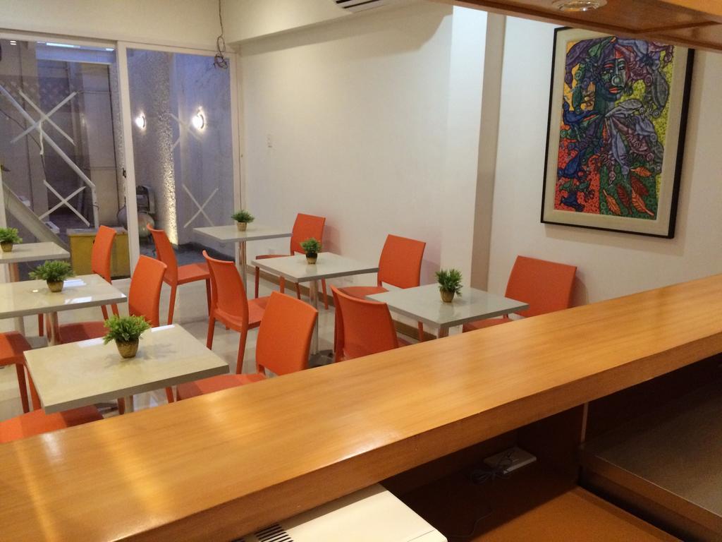 Stone House Hotel Pasay Bagian luar foto