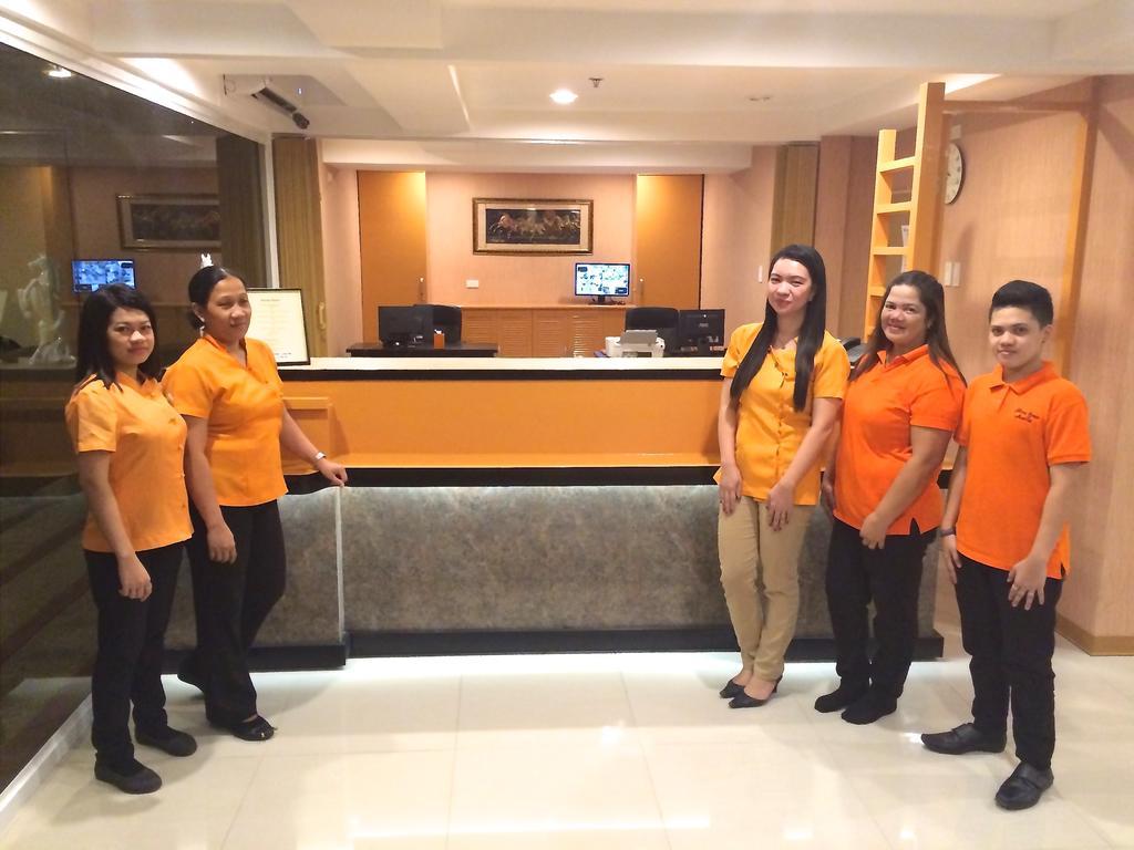 Stone House Hotel Pasay Bagian luar foto