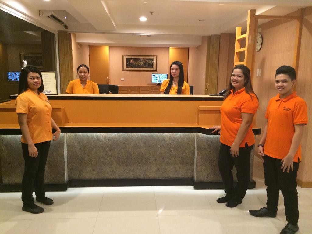 Stone House Hotel Pasay Bagian luar foto