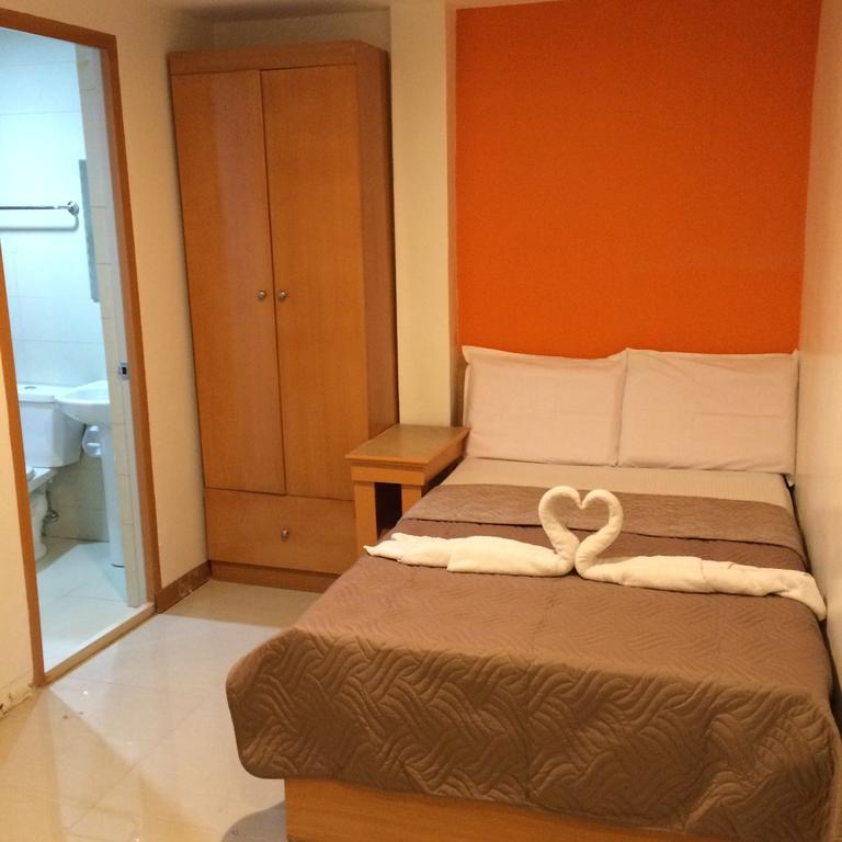 Stone House Hotel Pasay Bagian luar foto