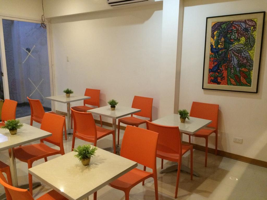 Stone House Hotel Pasay Bagian luar foto