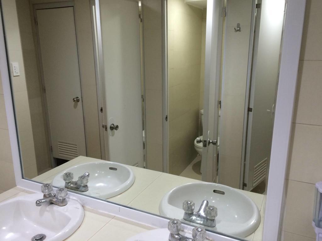Stone House Hotel Pasay Bagian luar foto