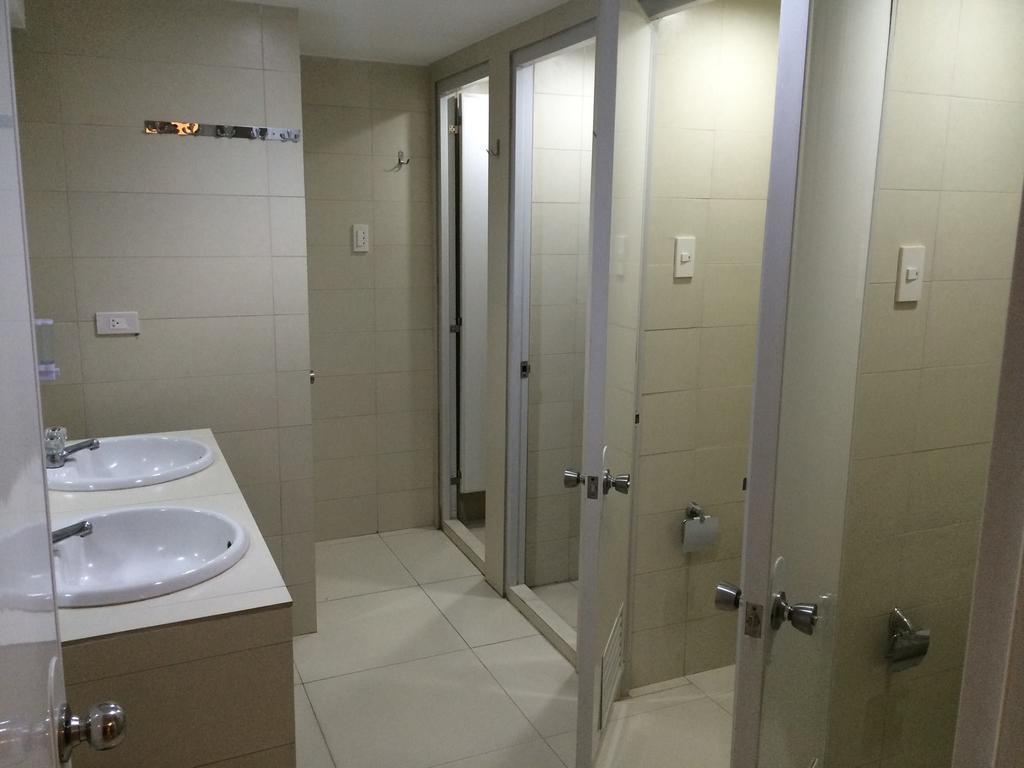 Stone House Hotel Pasay Bagian luar foto