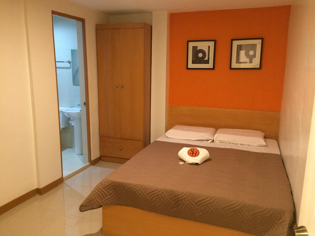 Stone House Hotel Pasay Bagian luar foto