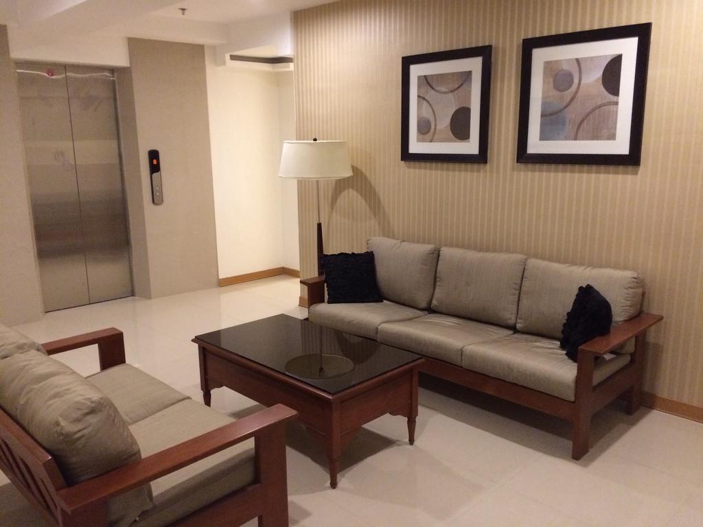 Stone House Hotel Pasay Bagian luar foto