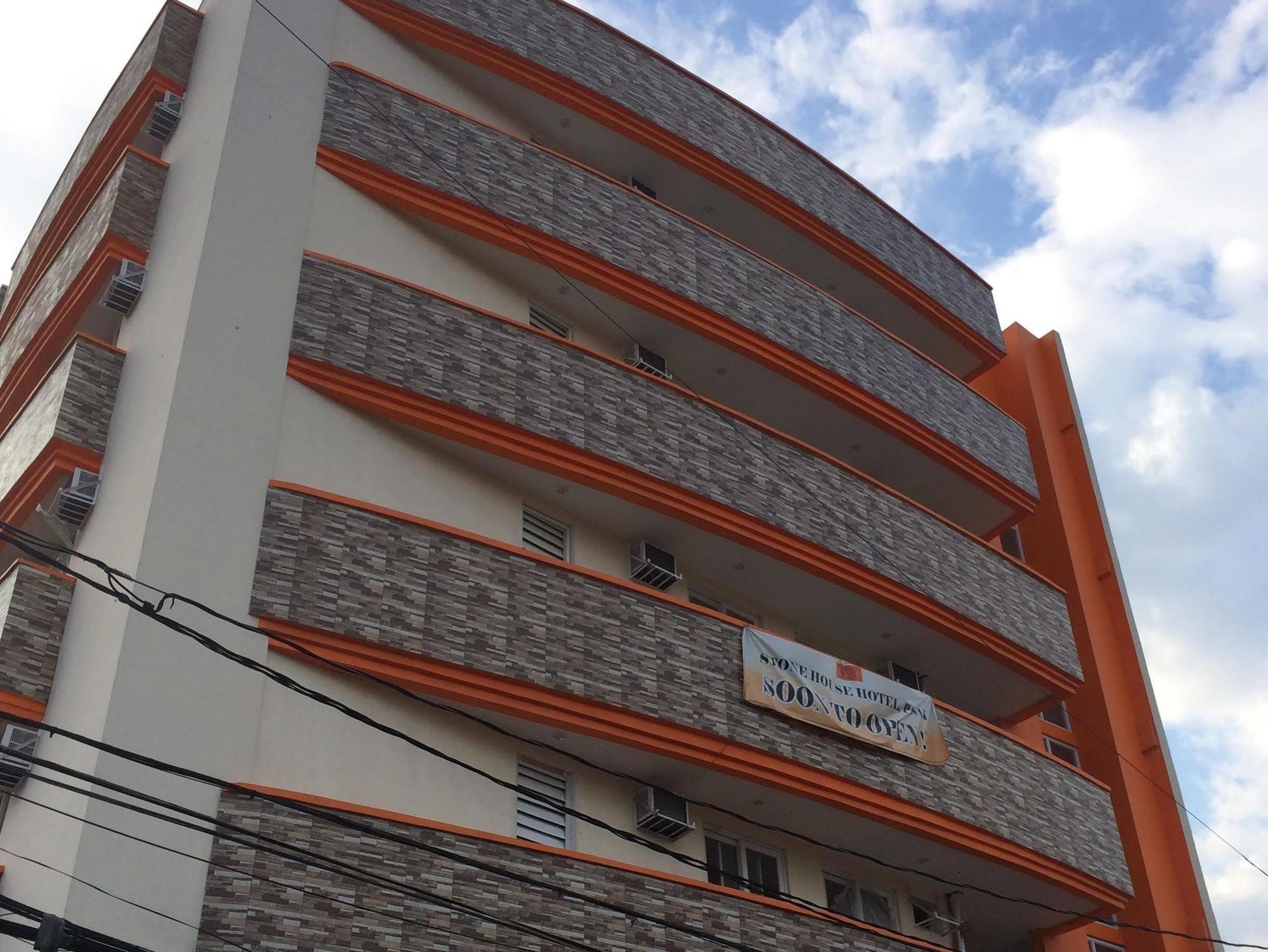 Stone House Hotel Pasay Bagian luar foto
